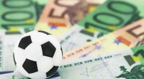 Ronaldo zarobki miesięczne - ile naprawdę zarabia na kontrakcie?
