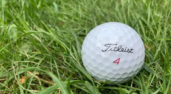 Jak daleko leci piłka golfowa? Odkryj maksymalne odległości i czynniki wpływające.