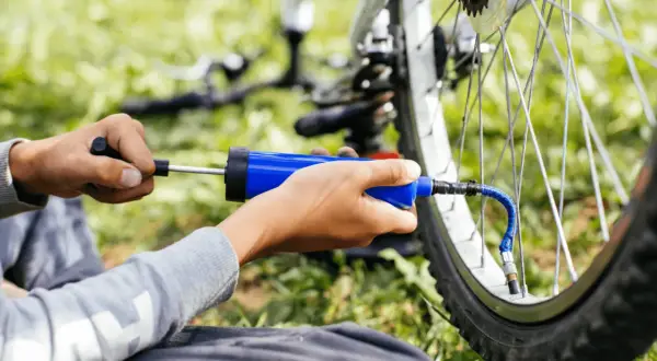 Jak napompować opony w rowerze i uniknąć problemów podczas jazdy