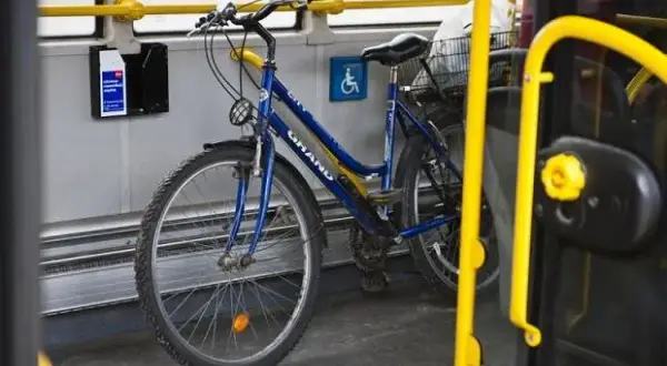 Czy można z rowerem do autobusu? Zasady przewozu i praktyczne porady